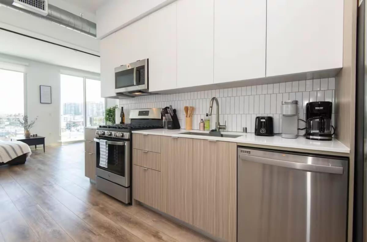 Spacious 2 Bedroom Penthouse With Patio And Amazing Views In Venice And Marina Del Rey Apartment