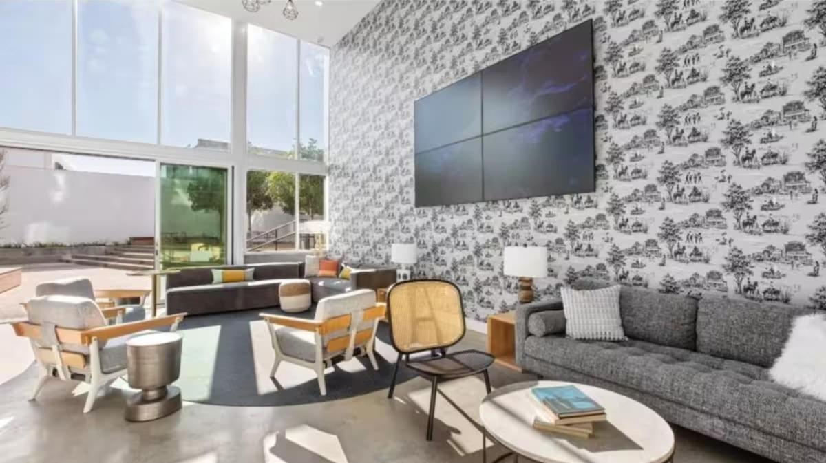 Spacious 2 Bedroom Penthouse With Patio And Amazing Views In Venice And Marina Del Rey *
